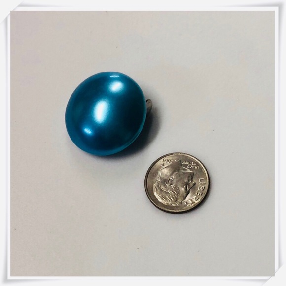 Vintage blue acrylic button earrings - Picture 6 of 6